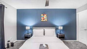 Tabla de planchar con plancha, wifi gratis y ropa de cama