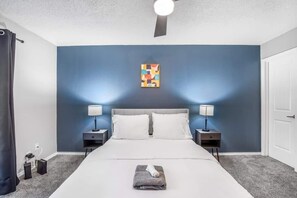 Een strijkplank/strijkijzer, gratis wifi, beddengoed