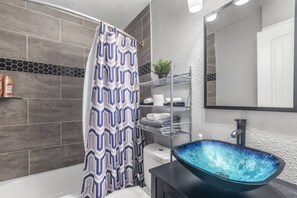 Douche, sèche-cheveux, serviettes fournies, shampoing