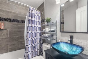 Douche, séchoir à cheveux, serviettes fournies, savon