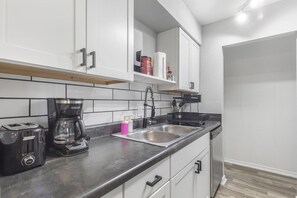 冰箱、微波炉、烤��箱、炉灶