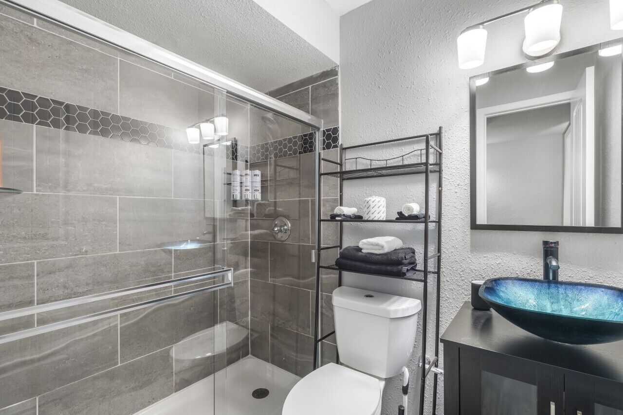 Ducha, secador de pelo, toallas, jabón