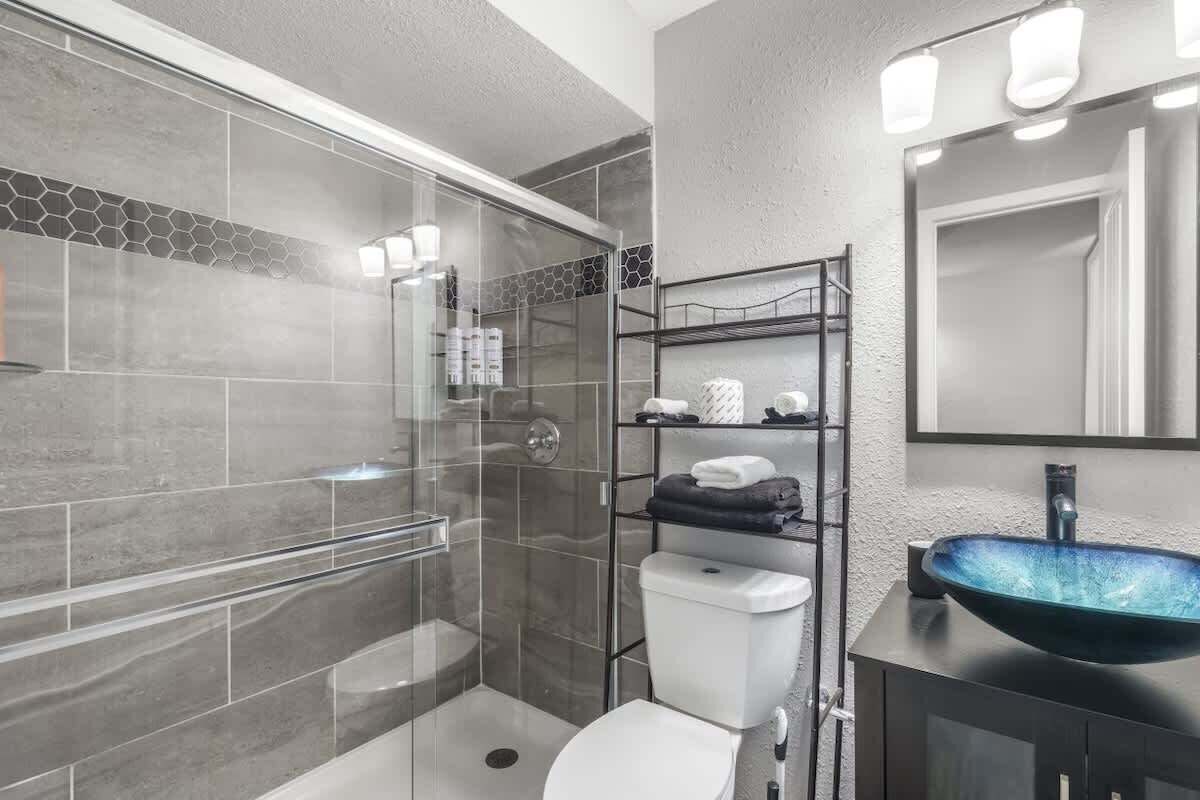 Dusche, Haartrockner, Shampoo