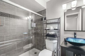 Douche, sèche-cheveux, shampoing