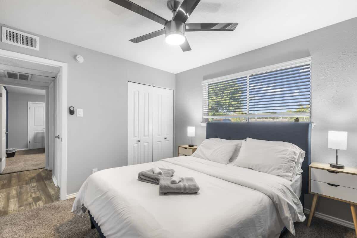 3 habitaciones, escritorio, tabla de planchar con plancha y wifi gratis 