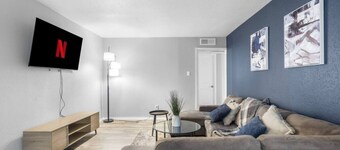 0.2mi/0.3km to Dallas Stadium 3 BR +FREE Parking
