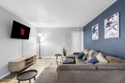 0.2mi/0.3km to Dallas Stadium 3 BR +FREE Parking