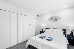 Desk, iron/ironing board, WiFi, bed sheets - 5 Min to Love Field | Gated+Guard | 2BR | Parking (Dallas)