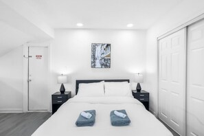 Desk, iron/ironing board, WiFi, bed sheets - 5 Min to Love Field | Gated+Guard | 2BR | Parking (Dallas)
