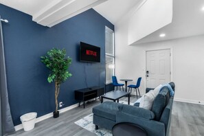 Smart TV - 5 Min to Love Field | Gated+Guard | 2BR | Parking (Dallas)