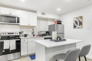 Fridge, microwave, oven, stovetop - 5 Min to Love Field | Gated+Guard | 1BR | Parking (Dallas)