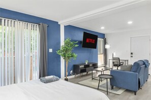 1 bedroom, desk, iron/ironing board, WiFi - 5 Min to Love Field | Gated+Guard | 1BR | Parking (Dallas)
