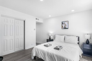 Desk, iron/ironing board, WiFi, bed sheets - 5 Min to Love Field | Gated+Guard | 1BR | Parking (Dallas)