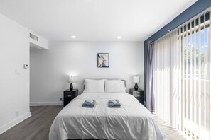 Desk, iron/ironing board, WiFi, bed sheets - 5 Min to Love Field | Gated+Guard | 1BR | Parking (Dallas)
