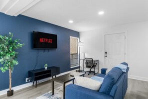 Smart TV - 5 Min to Love Field | Gated+Guard | 1BR | Parking (Dallas)