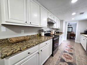 雪櫃、微波爐、焗爐、爐具