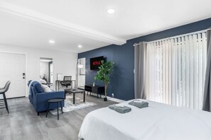 Desk, iron/ironing board, free WiFi, bed sheets - 5 Min to Love Field | Gated+Guard | 1BR | Parking (Dallas)