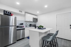 冷蔵庫、電子レンジ、オーブン、コンロ