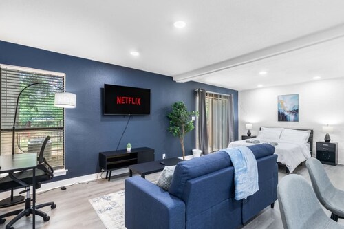 5 Min to Love Field | Gated+Guard | 1BR | Parking