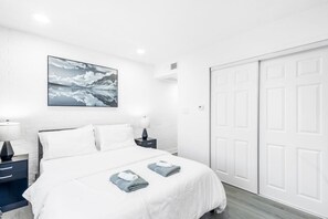Desk, iron/ironing board, WiFi, bed sheets - 5 Min to Love Field | Gated+Guard | 2BR | Parking (Dallas)