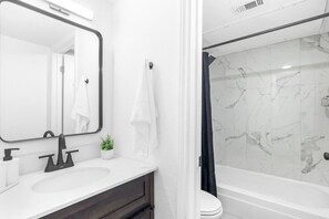 Hair dryer - 5 Min to Love Field | Gated+Guard | 2BR | Parking (Dallas)