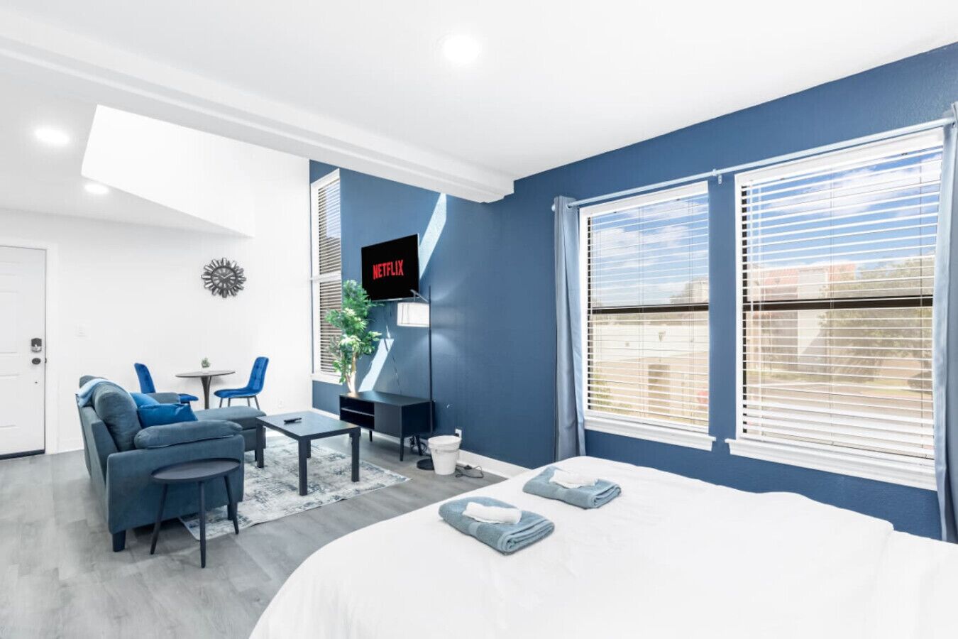 Desk, iron/ironing board, WiFi, bed sheets