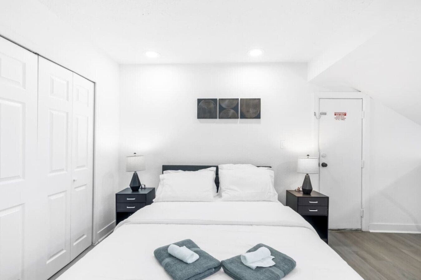 Desk, iron/ironing board, WiFi, bed sheets