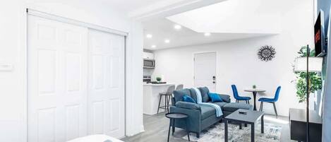 2 habitaciones, escritorio, tabla de planchar con plancha y wifi