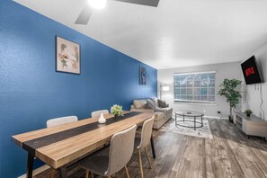 Dining - 3 Min Walk to AT&T | 1BR | Parking + Pets + Gym (Arlington)