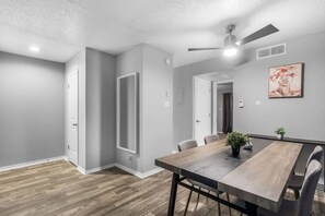 Dining - 3 Min Walk to AT&T | 1BR | Parking + Pets + Gym (Arlington)