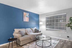Smart TV - 3 Min Walk to AT&T | 1BR | Parking + Pets + Gym (Arlington)