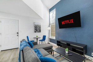 TV - 5 Min to Love Field | Gated+Guard | 2BR | Parking (Dallas)