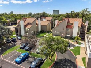 Property grounds - 5 Min to Love Field | Gated+Guard | 2BR | Parking (Dallas)