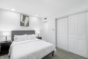 Desk, iron/ironing board, free WiFi, bed sheets - 5 Min to Love Field | Gated+Guard | 2BR | Parking (Dallas)