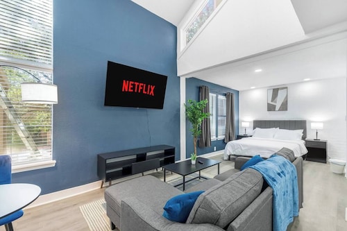 5 Min to Love Field | Gated+Guard | 2BR | Parking