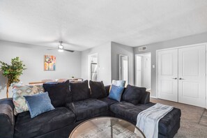 Smart TV - 3 Min Walk to AT&T | 2BR | Parking + Pets + Gym (Arlington)