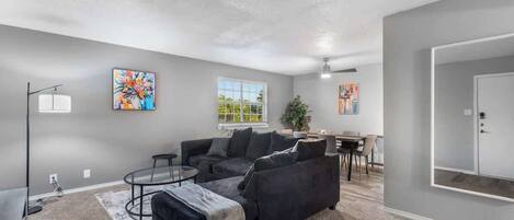 Een smart-tv en een kantoor