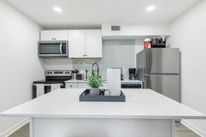 Frigorifero, microonde, forno, piano cottura