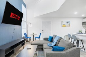 TV - 5 Min to Love Field | Gated+Guard | 2BR | Parking (Dallas)