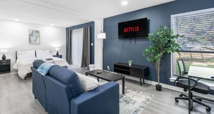 5 Min to Love Field | Gated+Guard | 1BR | Parking