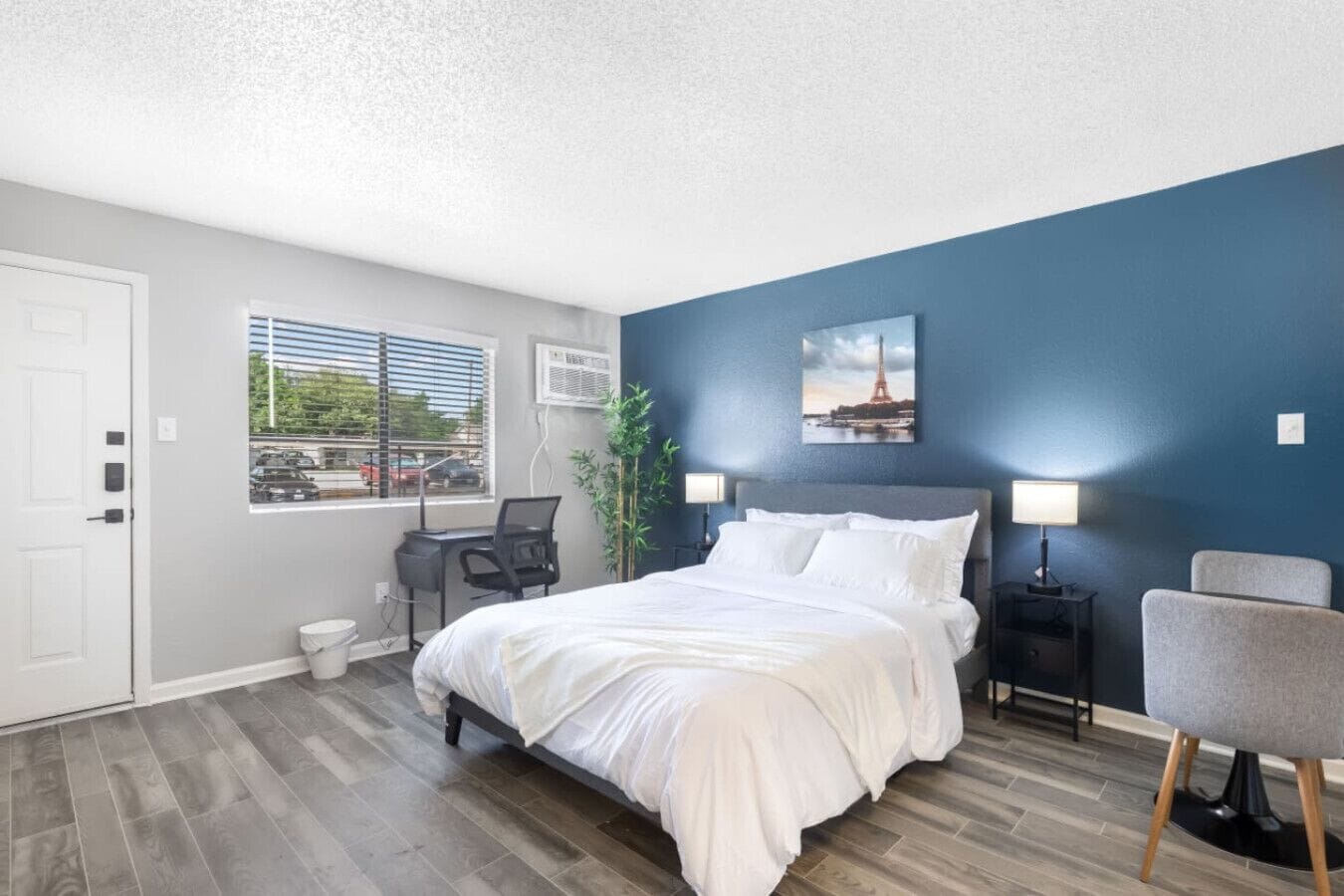 1 dormitorio, tabla de planchar con plancha, wifi y ropa de cama