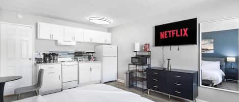 1 slaapkamer, een bureau, een strijkplank/strijkijzer, wifi