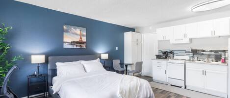 1 dormitorio, escritorio, tabla de planchar con plancha y wifi