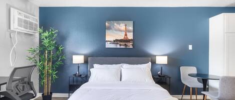 1 habitación, escritorio, tabla de planchar con plancha y wifi