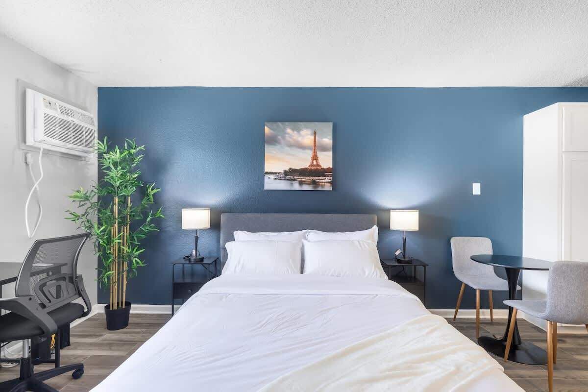 1 habitación, escritorio, tabla de planchar con plancha y wifi 