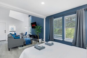 Desk, iron/ironing board, WiFi, bed sheets - 5 Min to Love Field | Gated+Guard | 2BR | Parking (Dallas)