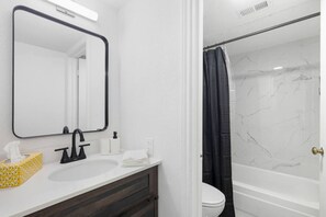 Hair dryer - 5 Min to Love Field | Gated+Guard | 2BR | Parking (Dallas)