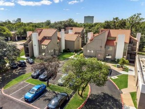 Property grounds - 5 Min to Love Field | Gated+Guard | 2BR | Parking (Dallas)
