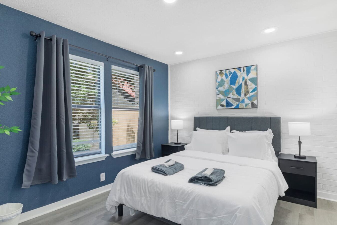 2 bedrooms, desk, iron/ironing board, WiFi