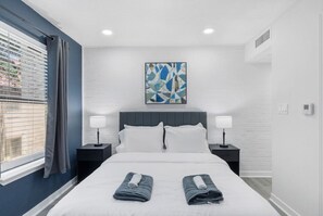 Desk, iron/ironing board, WiFi, bed sheets - 5 Min to Love Field | Gated+Guard | 2BR | Parking (Dallas)